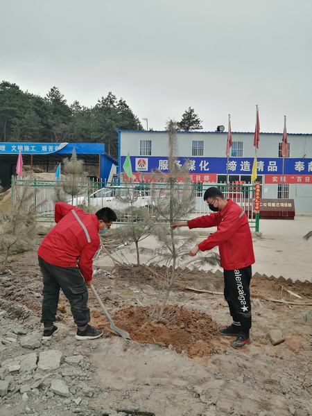 陜煤建設(shè)礦建二公司建莊項目部開展“植樹抗疫、青年先行”植樹活動