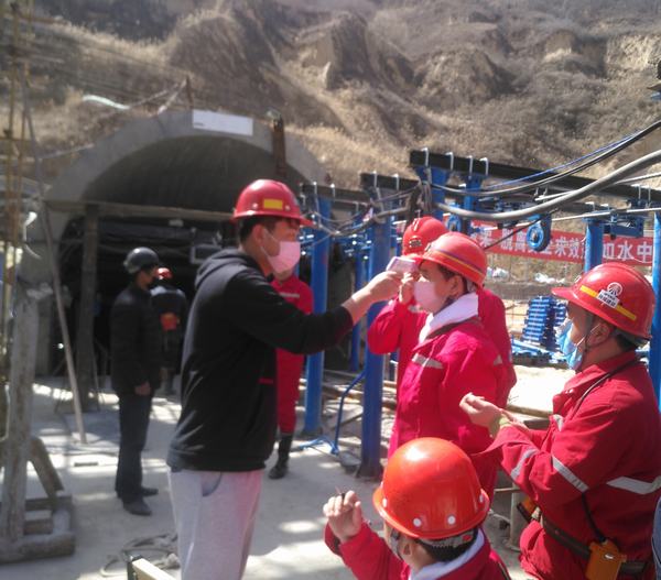 楊讓順深入陜煤建設(shè)礦建二公司車(chē)村項(xiàng)目部檢查指導(dǎo)工作