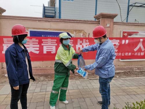 學(xué)雷鋒、展風(fēng)采，爭做最美青年“戰(zhàn)疫人”