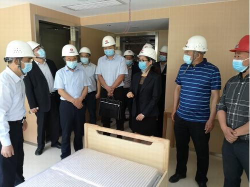陜煤實業(yè)集團董事長胡守平、總經(jīng)理劉文蒞臨西煤機養(yǎng)老院項目部檢查指導工作
