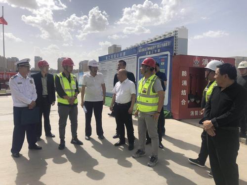 靖邊縣縣委常委、常務副縣長孟春偉一行蒞臨陜煤建設(shè)銅煤公司承建的金地華府項目檢查指導工作