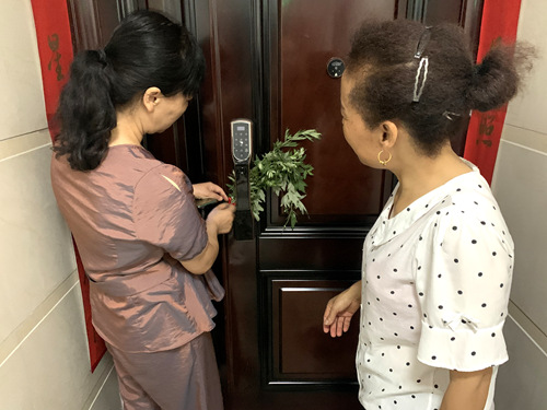 陜煤建設(shè)公司：龍灣水境小區(qū)物業(yè)開展“送艾草、迎端午”活動(dòng)