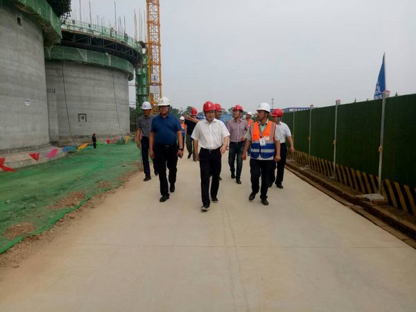 中儲糧西安分公司總經(jīng)理戴中文、新建項目領(lǐng)導小組組長王錄印蒞臨天工公司承建的中儲糧淺圓倉工地檢查指導工作