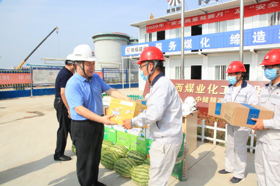 公司領(lǐng)導(dǎo)深入基層開(kāi)展“送清涼”活動(dòng)