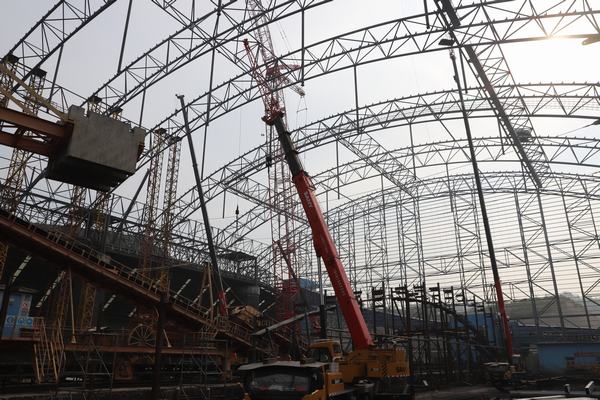 陜煤建設洗選煤運營公司舉行清水川電廠儲煤場封閉工程鋼結(jié)構(gòu)主體順利完成合攏儀式