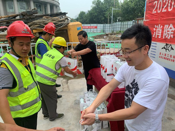 智慧泊車公司：夏日送清涼，關(guān)愛系深情