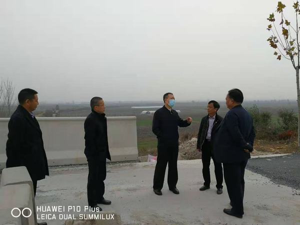 大荔縣縣長(zhǎng)杜鑫深入陜煤建設(shè)澄合分公司G242大荔過(guò)境段公路建設(shè)項(xiàng)目檢查指導(dǎo)工作
