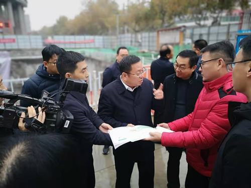 咸陽市副市長王靖深入住建局南廣場地下停車場調(diào)研、視察工作