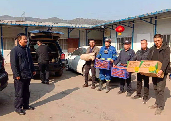 陜煤建設(shè)礦建三公司領(lǐng)導(dǎo)春節(jié)前夕慰問一線建設(shè)者