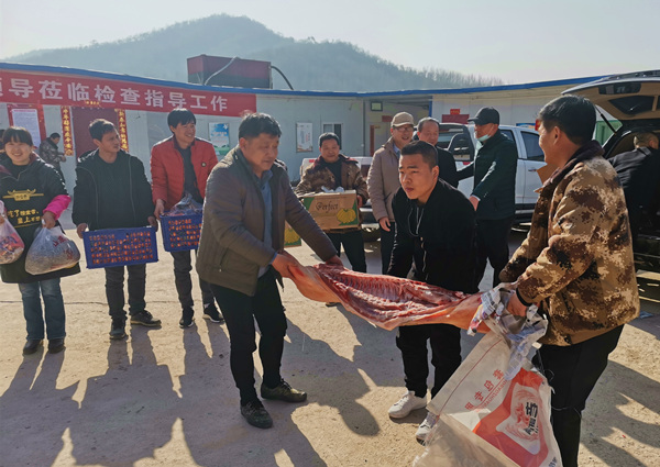 陜煤建設(shè)礦建三公司大年初一送“福”到工地！