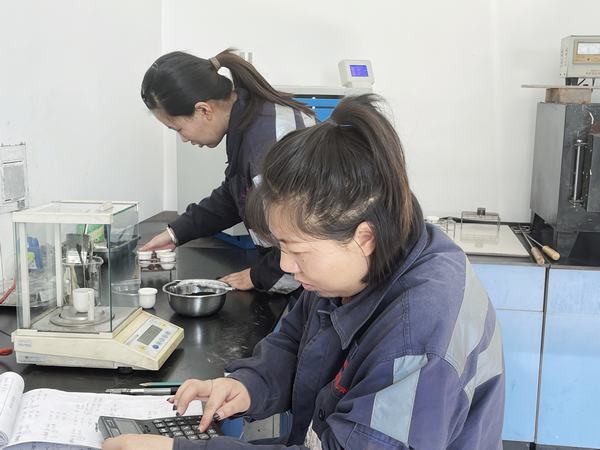 紅粉不嫌靛衣染，精測細(xì)析黑金成