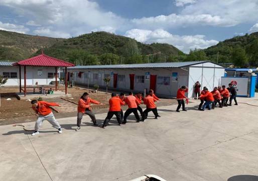 陜煤建設天工公司安裝一部舉行“慶五一、迎五四”拔河比賽