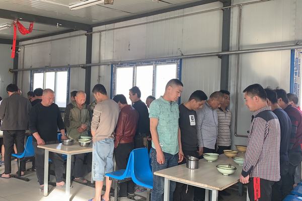 陜煤建設(shè)礦建二公司小保當(dāng)?shù)谌椖坎浚河霉獗P行動悼念國之脊梁