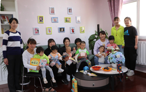 大手拉小手 小花朵笑開花