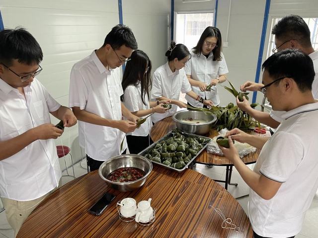 陜煤建設(shè)西北分公司開展“品味端午，傳承文明”包粽子活動