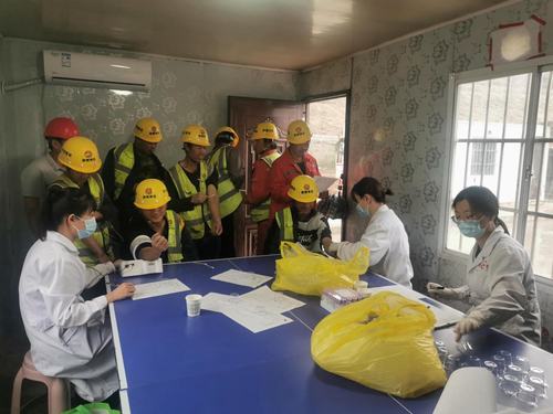 陜煤建設銅煤公司第八項目部組織一線工人進行健康體檢