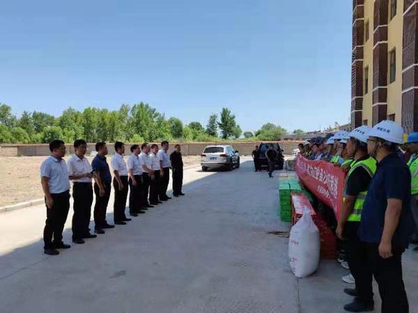 靖神鐵路公司黨委副書記、董事長陳俊濤為陜煤建設(shè)銅煤公司第八項目部靖神鐵路孟家灣機輛中心項目干部職工等送清涼