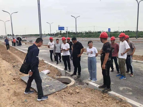 秦漢新城基建公司聯(lián)合檢查組蒞臨陜煤建設(shè)路橋分公司漢風五路項目部檢查指導工作