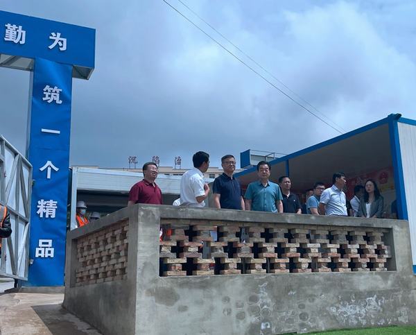 陜煤集團(tuán)總經(jīng)理助理、戰(zhàn)略規(guī)劃委主任宋世杰一行蒞臨陜煤建設(shè)銅煤公司承建的王石凹游客服務(wù)中心項(xiàng)目檢查指導(dǎo)工作