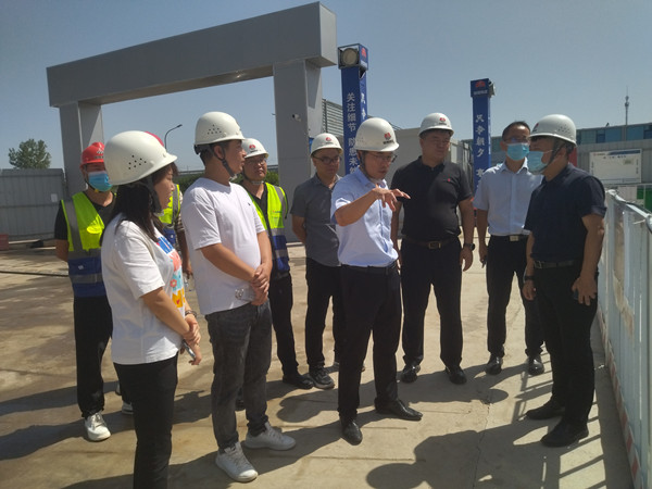 灃西新城黨委委員、管委會副主任薄磊一行蒞臨陜煤建設(shè)咸陽分公司承建的灃西新城第五學(xué)校項(xiàng)目調(diào)研指導(dǎo)工作