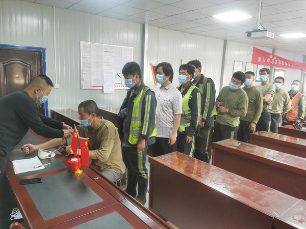 陜煤建設(shè)機電安裝公司小保當(dāng)項目部為職工辦實事暖心窩