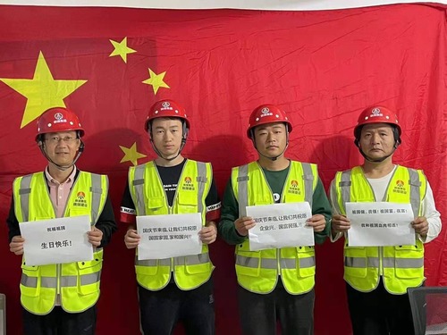 我和國旗合個影，曬出濃濃愛國情！