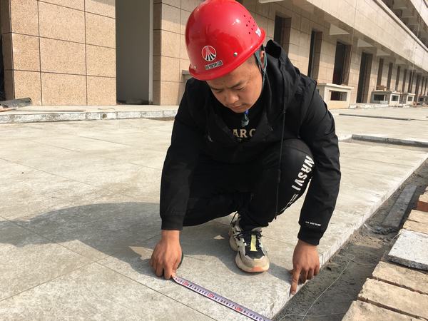 奉獻(xiàn)不言苦，追求無(wú)止境