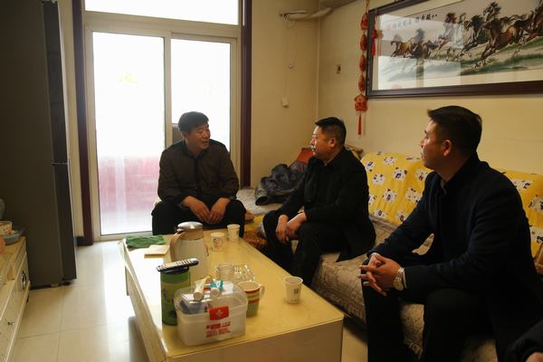 陜煤建設(shè)銅煤公司黨政領(lǐng)導(dǎo)春節(jié)前夕看望慰問困難職工