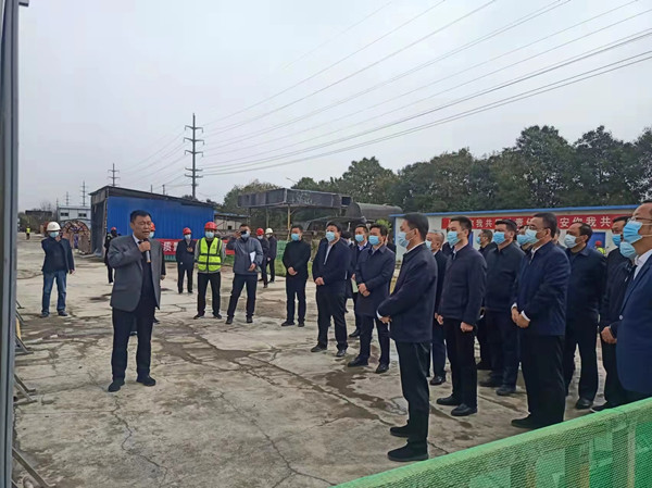 涇陽(yáng)縣縣委書(shū)記拓巍峰、縣長(zhǎng)郝瑞耀一行蒞臨陜煤建設(shè)咸陽(yáng)分公司涇陽(yáng)縣西城保障房項(xiàng)目觀摩調(diào)研