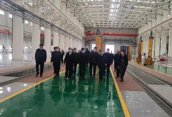 陜煤集團(tuán)陜西鐵路物流集團(tuán)黨委書(shū)記、董事長(zhǎng)趙國(guó)智蒞臨靖神鐵路孟家灣站機(jī)輛中心檢查指導(dǎo)工作