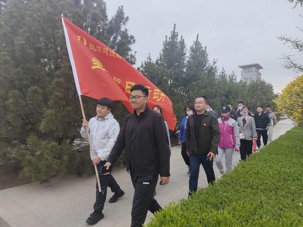 陜煤建設榆林公司開展“徒步健身強體魄  不忘初心跟黨走”主題黨日活動