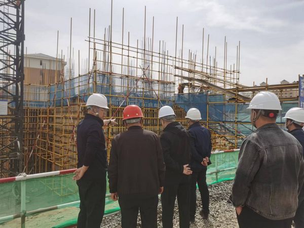 包頭市住建局安全組長(zhǎng)李虎一行深入陜煤建設(shè)天工公司承建的中潤(rùn)府項(xiàng)目檢查指導(dǎo)工作
