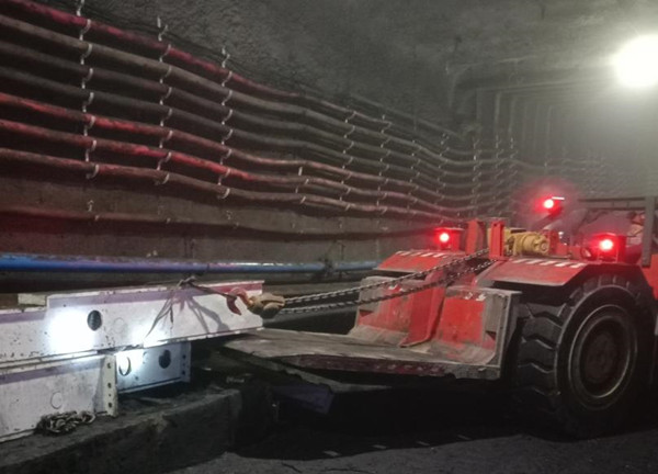 陜煤建設(shè)機(jī)電安裝公司順利完成曹家灘122108帶式輸送機(jī)拆除、回撤工程