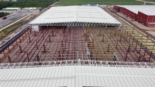 陜煤建設渭南分公司：南京金龍電動車項目網(wǎng)架頂升圓滿收官