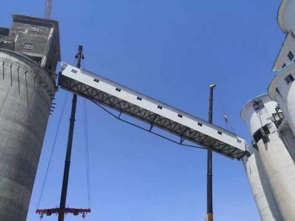 陜煤建設(shè)銅煤公司:第二十一項(xiàng)目部檸條塔礦井選煤廠技改項(xiàng)目二標(biāo)段汽車裝車倉(cāng)至新增汽車裝車倉(cāng)洗中塊帶式輸送機(jī)棧橋工程順利吊裝完成