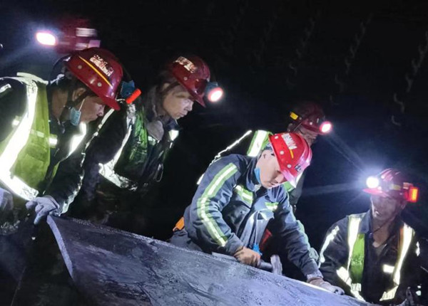 陜煤建設(shè)機(jī)電安裝公司:提前6天完成膠運(yùn)順槽帶式輸送機(jī)安裝工程