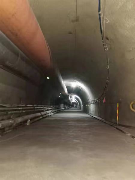 陜煤建設(shè)礦建二公司第二項(xiàng)目部地坪水溝施工駛?cè)搿翱燔?chē)道”