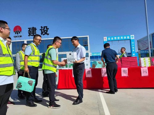 侯本英深入陜北片區(qū)項目開展“送清涼”慰問活動