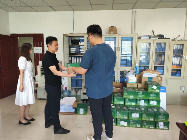 炎炎夏日送清涼，濃濃關(guān)愛(ài)沁人心