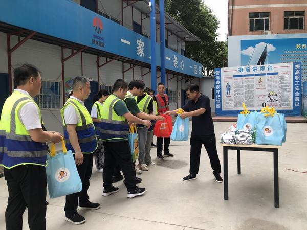 陜煤建設韓城分公司開展“送清涼進一線，為職工辦實事”活動