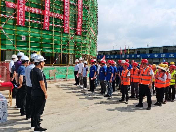 陜煤建設(shè)渭南分公司承建的渭南啟航A、B座工程主體順利封頂