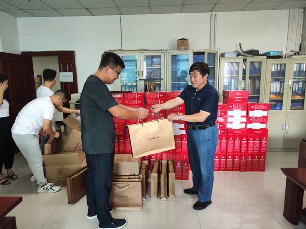 月餅送祝福，情意滿中秋