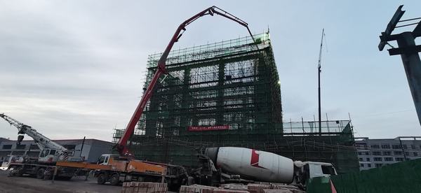 陜煤建設韓城分公司承建的王峰礦井副井工業(yè)場地提升機房主體工程順利封頂