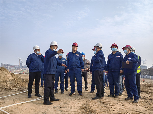 龍鋼公司董事長陳驍深入陜煤建設(shè)漢中分公司龍鋼綜合一次料場項(xiàng)目指導(dǎo)工作