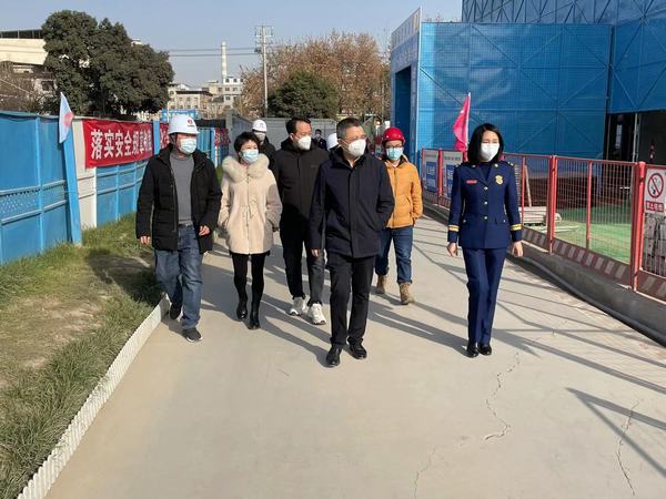 西安市新城區(qū)委常委、副區(qū)長楊珩蒞臨陜煤建設(shè)新城公司第二項目部檢查指導(dǎo)工作