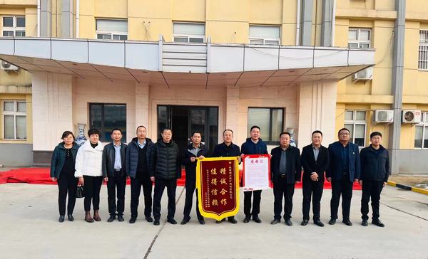 陜煤建設(shè)銅煤公司收到建設(shè)單位錦旗， 在建項(xiàng)目獲多方認(rèn)可