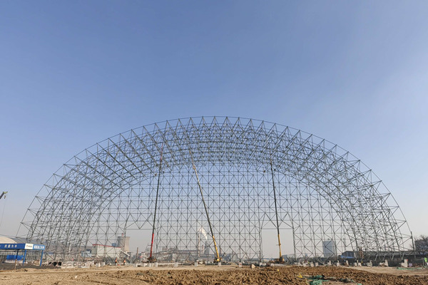 陜煤建設漢中分公司龍鋼一次料場項目首個大跨度鋼構網(wǎng)架施工順利推進