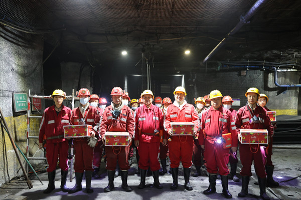 曹家灘礦業(yè)公司領(lǐng)導(dǎo)蒞臨陜煤建設(shè)機(jī)電安裝公司項(xiàng)目部檢查慰問