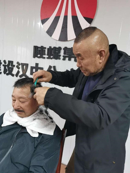 陜煤建設(shè)漢中分公司第五項(xiàng)目部開展愛心義剪活動(dòng)