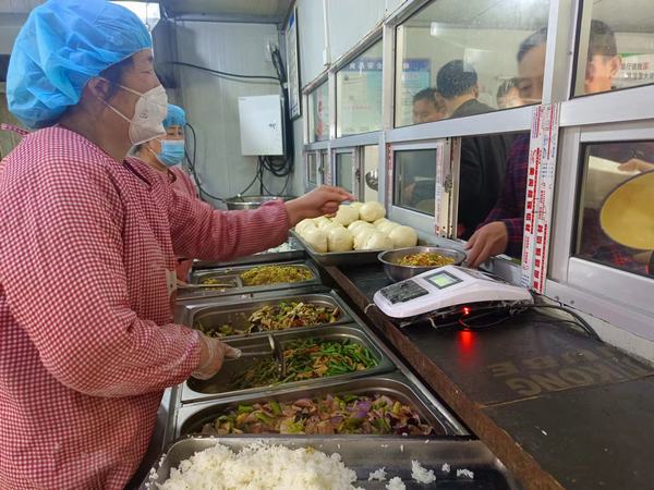 陜煤建設(shè)礦建二公司王峰項目部：加強食堂管理 可口飯菜熱騰騰